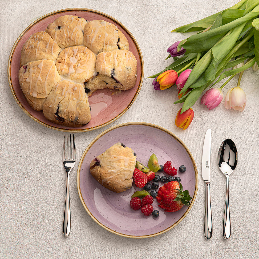 Scones met citroen en blauwe bessen