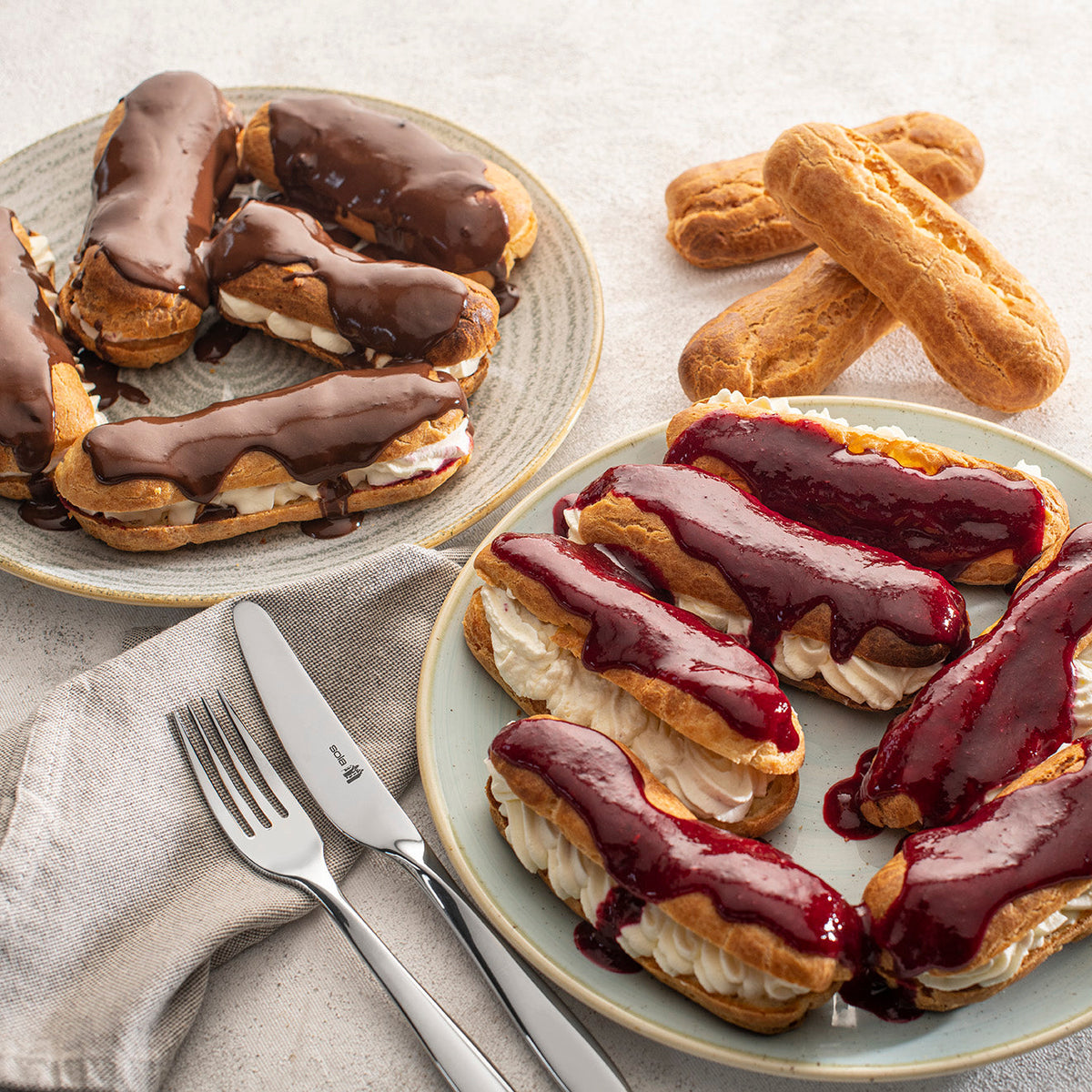 Eclair met chocolade- en bosvruchtenglazuur
